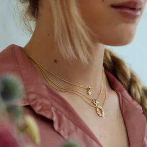 CG117139 Geelgouden ketting met bloemblaadjes en diamant