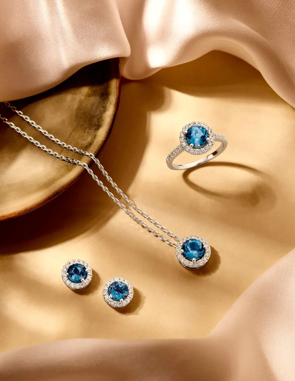 collier_witgoud_briljantl_2.webp Collier witgoud briljant+london blue topaz