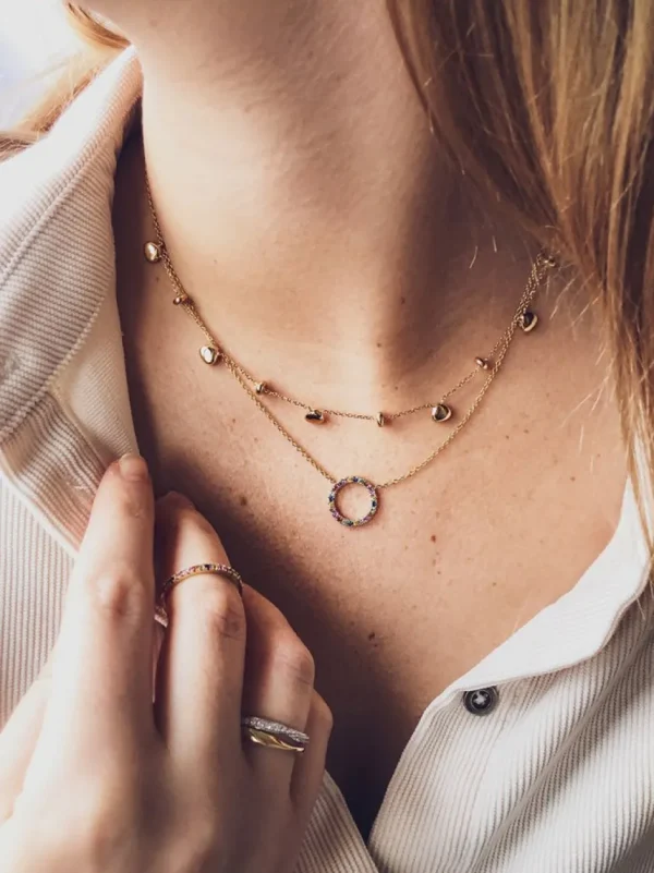Gouden ketting met regenboog saffier