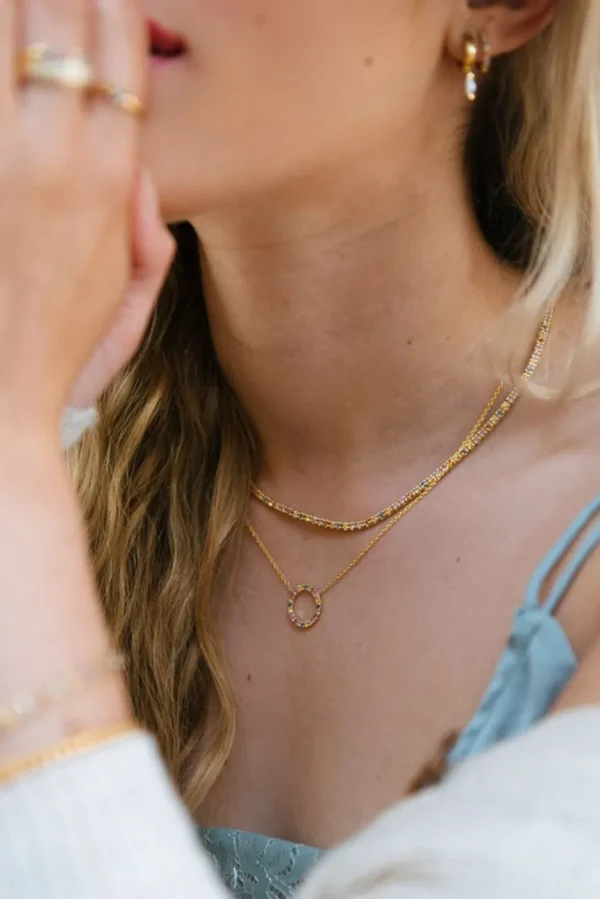 Gouden ketting met regenboog saffier