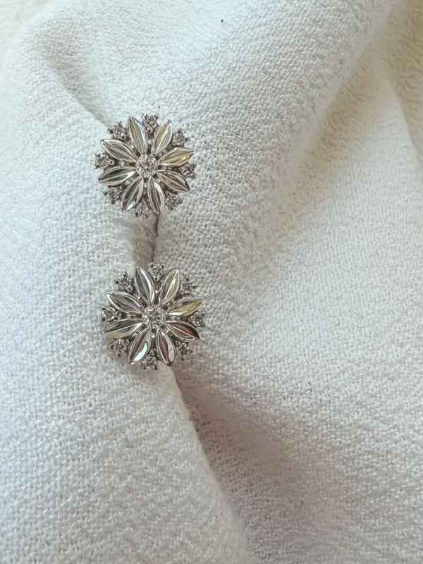OG217142 Witgouden oorstekers met diamant